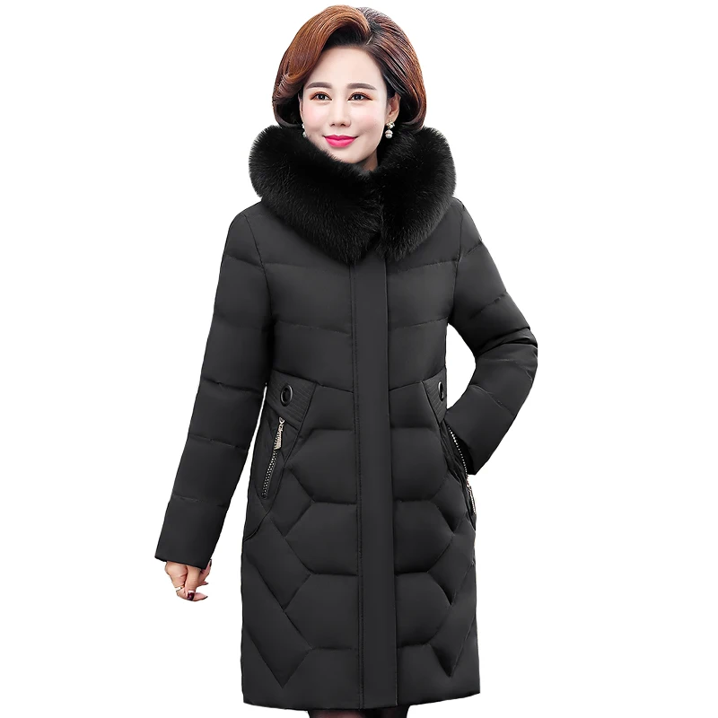 Женский зимний пуховик среднего возраста с воротником из натурального меха