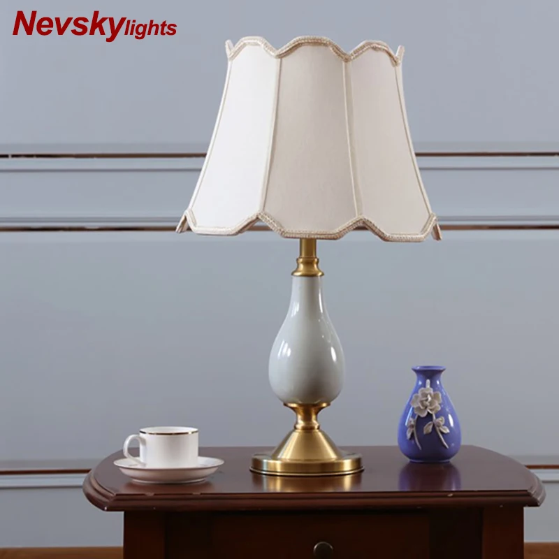 Фарфоровый торшер в спальню латунный для гостиной прикроватный с белым абажуром