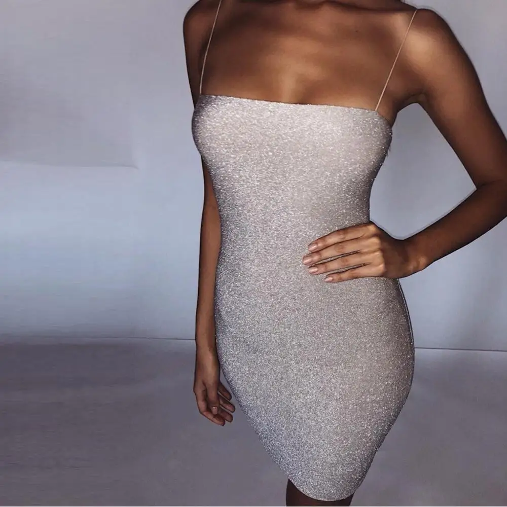 Женское платье без бретелек однотонное мини на бретельках с открытыми плечами