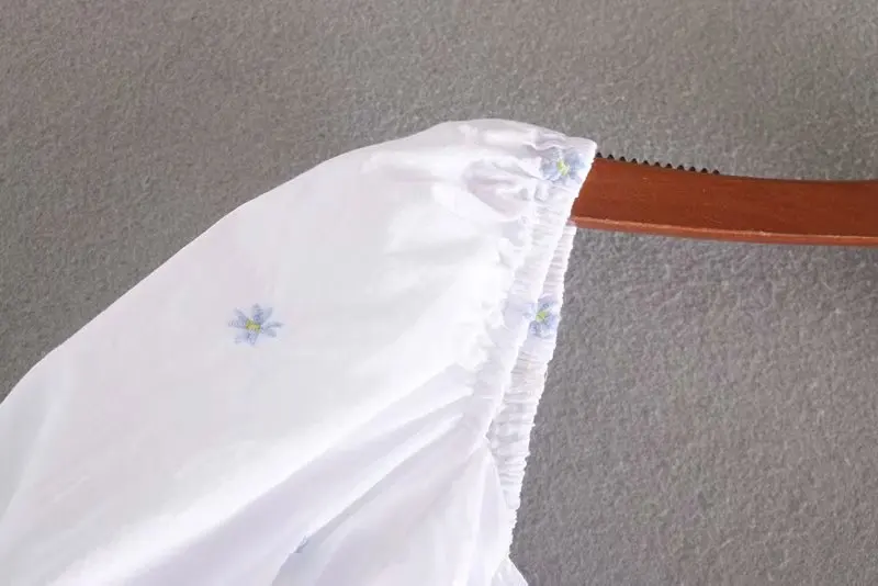 Женская плиссированная блузка с цветочной вышивкой белая квадратным вырезом во