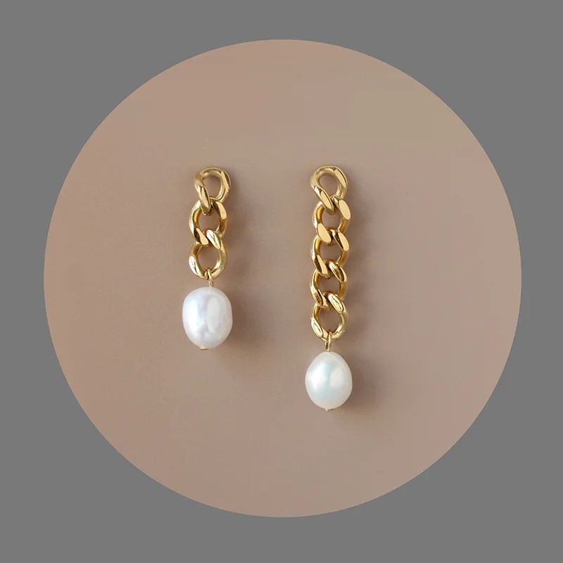 

Пресноводного жемчуга неправильной цепи Длина AB ассиметричные серьги Титан Сталь покрытые 18 К золото не выцветает