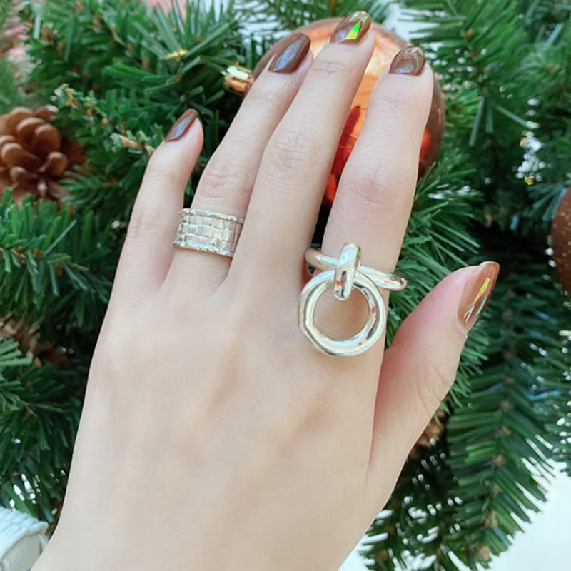

Hollowed Out Toggle Clasp Twisted Rings Metal Chain Circle Bar Geometric Rings for Women Minimalist Ring Jewelry 2021
