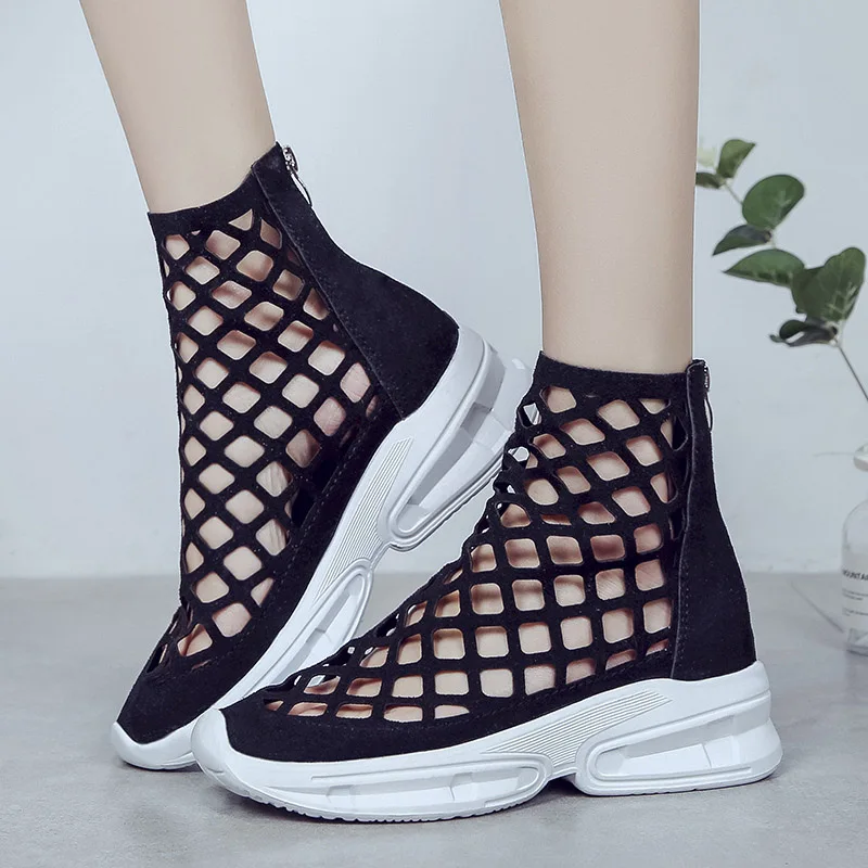 Женские удобные спортивные босоножки на танкетке черные и белые плоской подошве