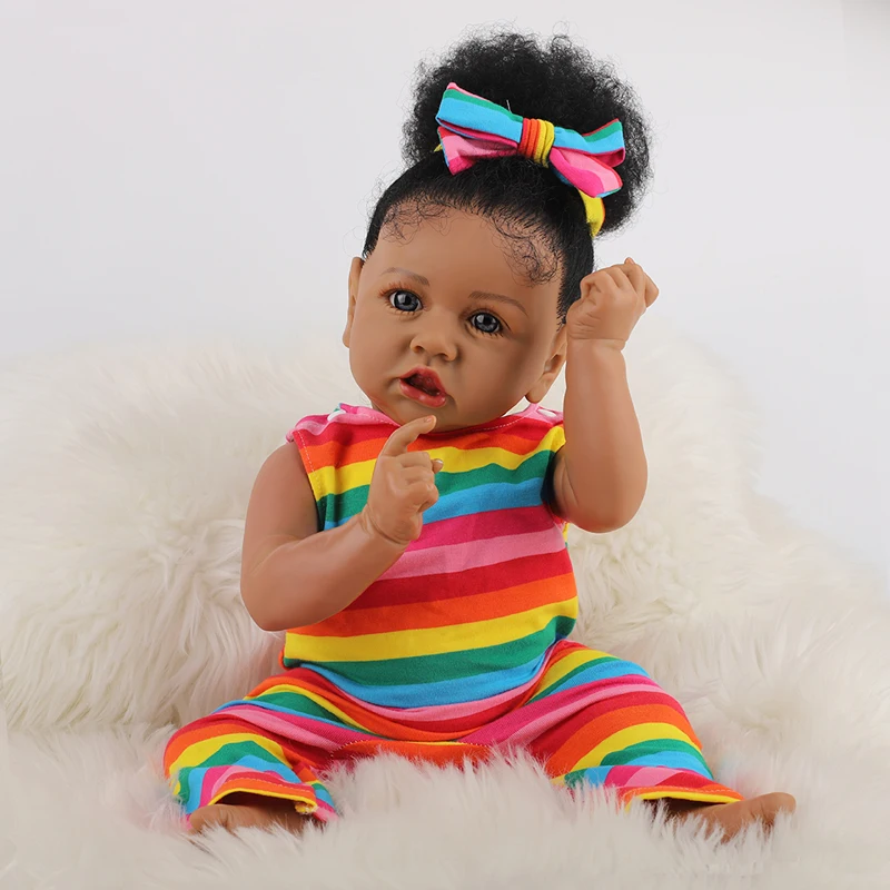 

58 см Reborn Baby Doll черная кожа Saskia ткань тела мягкого силикона-американском стиле для маленьких девочек в Платье с радугой Lifesize Reborn Baby Doll