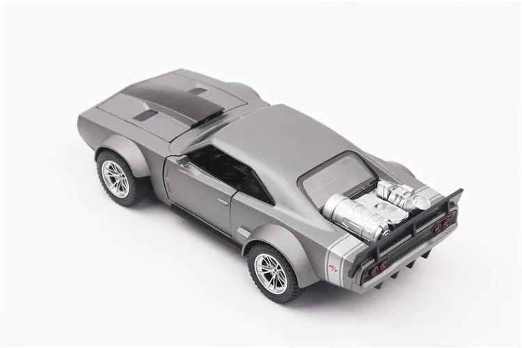 Модель спортивного автомобиля Форсаж 8 из сплава с зарядным устройством для льда