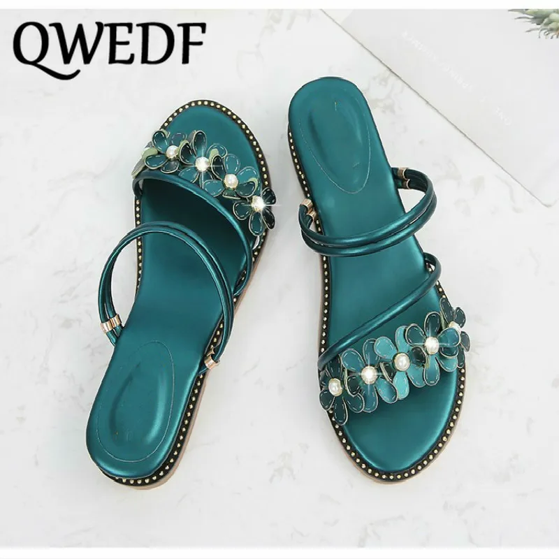 Женские сандалии QWEDF летняя обувь 2019 Модные женские на танкетке с кристаллами и