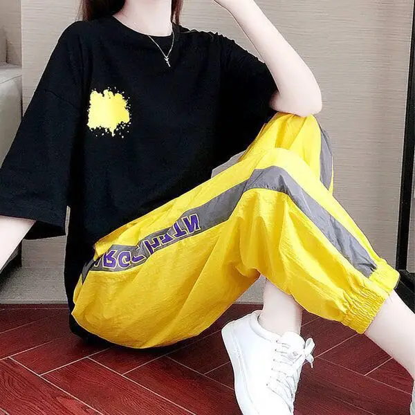 Повседневный летний спортивный комплект черная футболка + желтые штаны большие