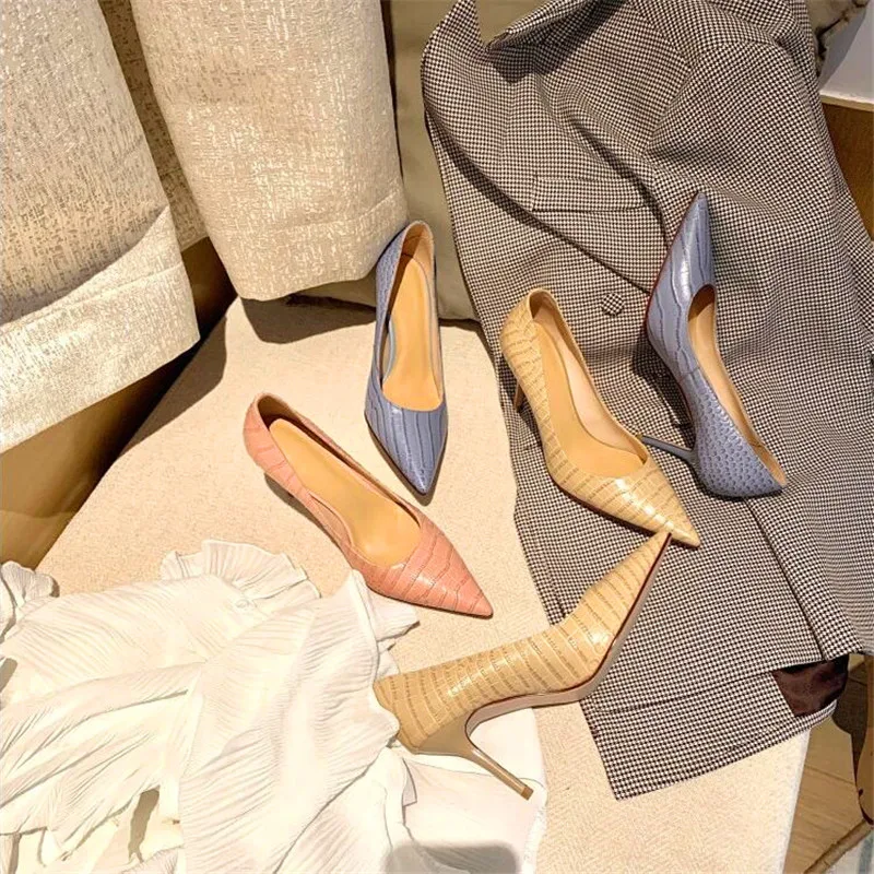 Женские туфли на высоком каблуке с острым носком и узором крокодиловая кожа Цвет