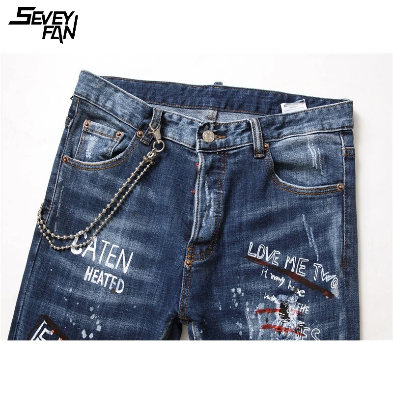 Мужские синие зауженные рваные джинсы с цепочкой и буквенным принтом модные