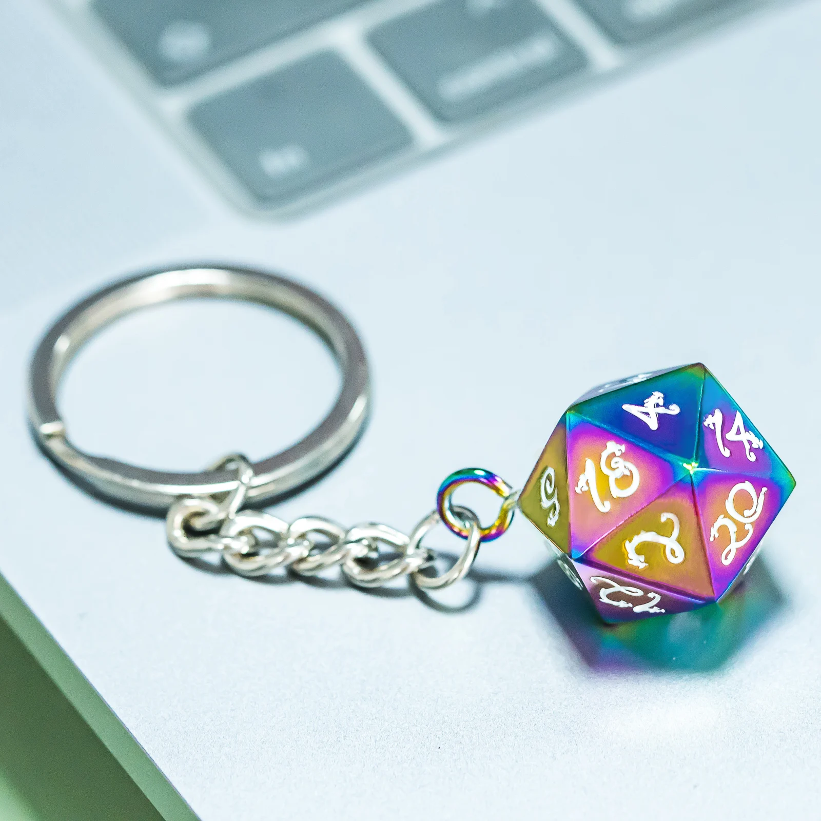 Металлический брелок Cusdie D20 с игральной костью драконом серебристый креативный