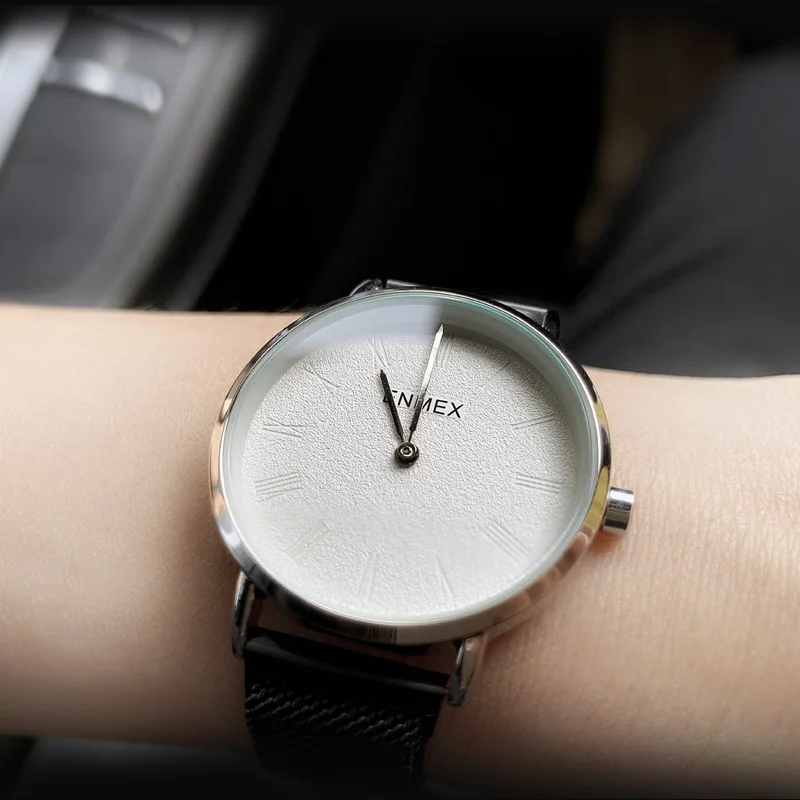 Женские наручные часы Enmex со стальным циферблатом с закругленным корпусом