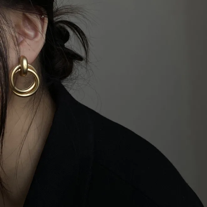 Новые модные золотые витые маленькие серьги-гвоздики металлические массивные