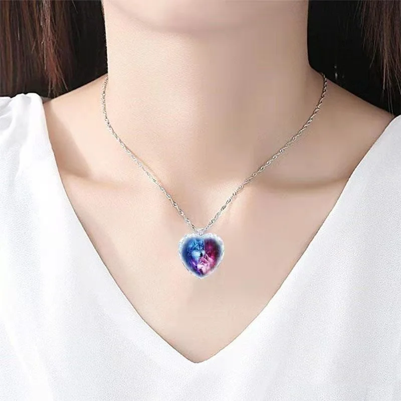 

Fashionable Heart Shaped Crystal Clear Glass Wolf Pendant Necklace for Woman Exquisite Party Jewelry Gift On Neck 2021 Trend