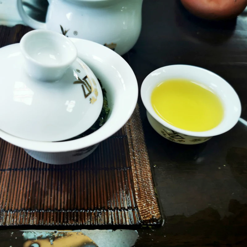 Зеленый китайский чай с зернистой текстурой весна осень высокая гора зеленый