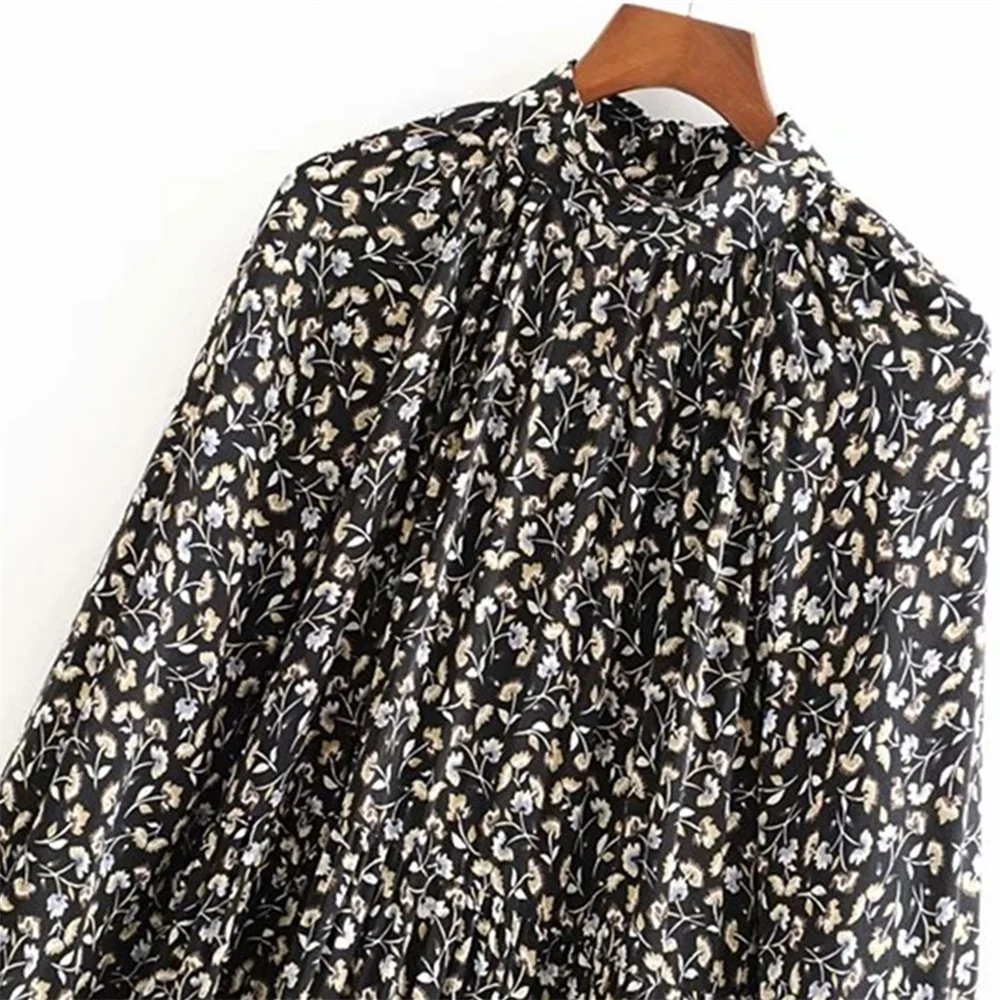 Женское плиссированное платье миди свободное с декоративной отделкой и принтом