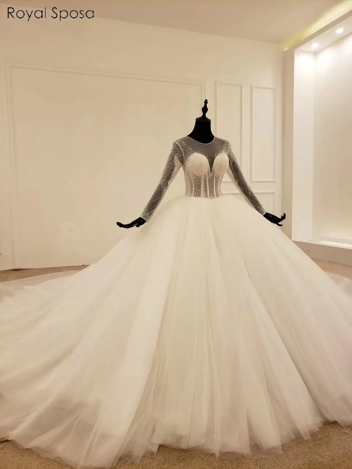 Свадебное платье принцессы с длинными рукавами украшенное бисером свадебные