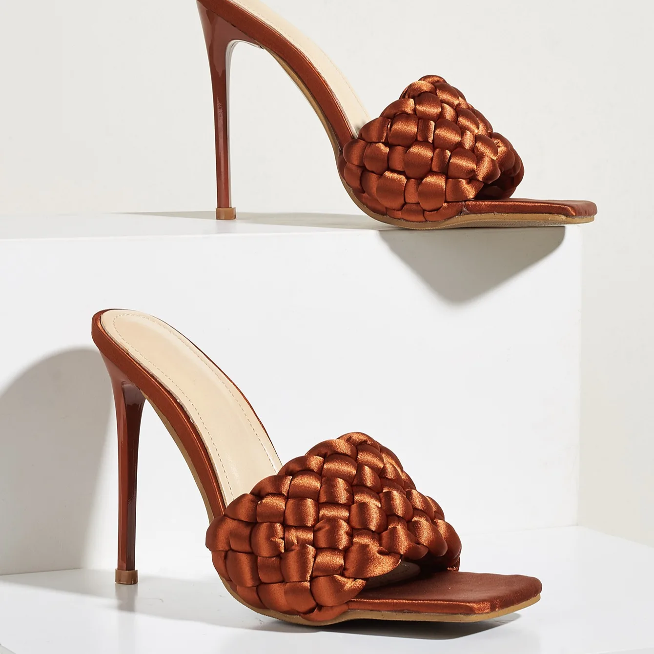 

Женская обувь с леопардовым принтом; Большие размеры; Коллекция 2021 года; Сезон лето; Модные Тканые босоножки на высоком каблуке с квадратным...