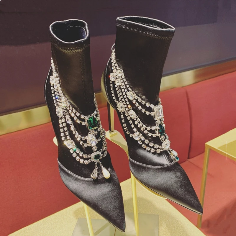 Scarpe donna/женские ботильоны; зимняя шелковая женская обувь на высоком каблуке 10,5 см с острым носком, украшенная кристаллами и цепочкой; зимняя обувь; Zapatos De Mujer