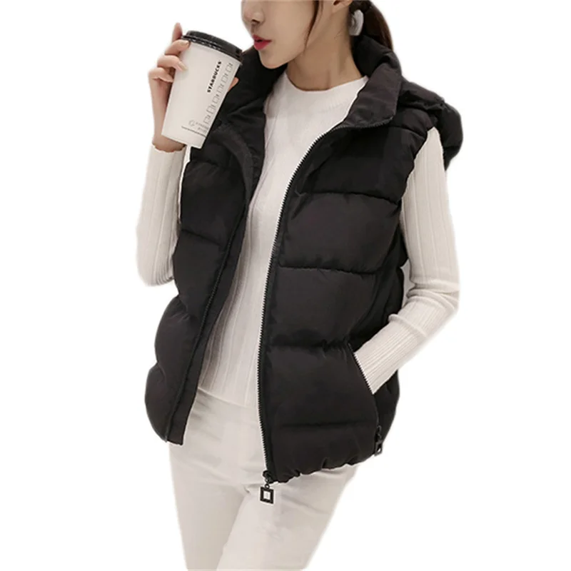 Жилетка женская черная блестящая с капюшоном без рукавов | Женская одежда