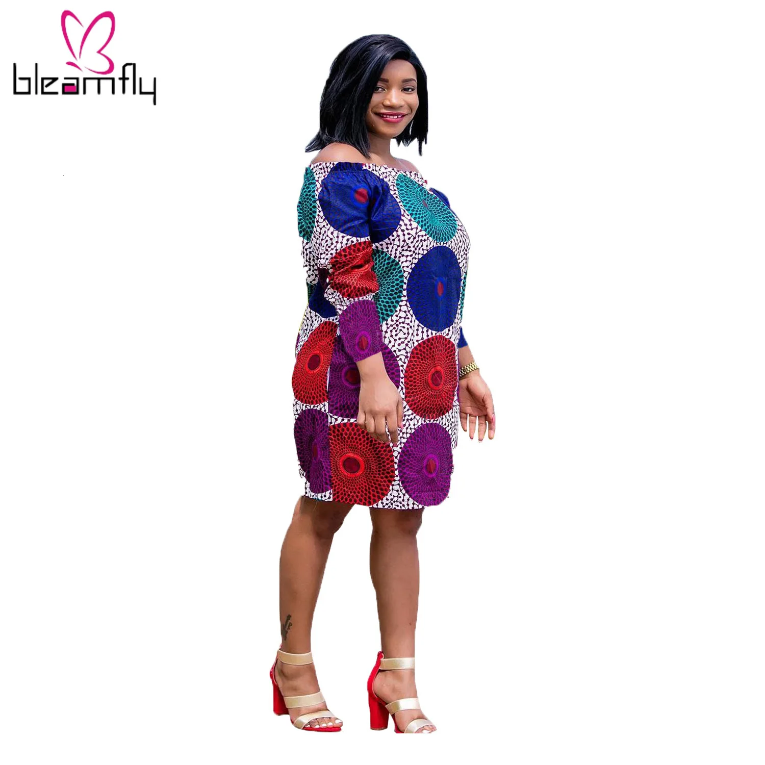 Осеннее женское платье с геометрическим рисунком и черными дырками открытыми