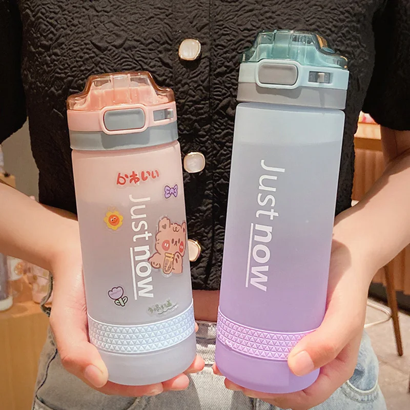 Спортивная бутылка с мягкой присоской 600 мл милая для воды со шкалой откидная