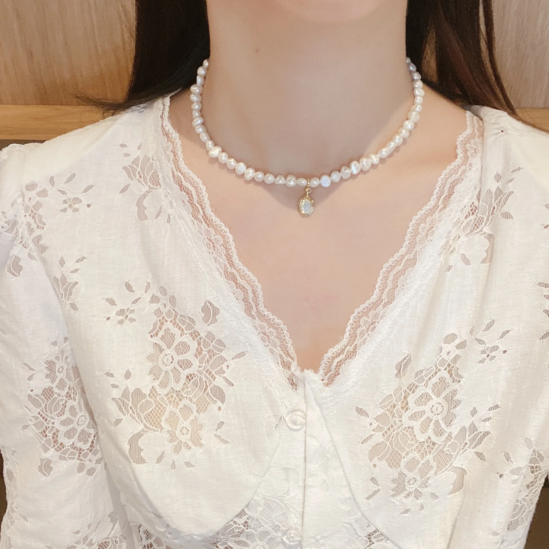 

Wholesale Korean Socialite Style Moonstone Freshwater Pearl Necklace Baroque Gold Plated Vintage Temperament Choker Chain