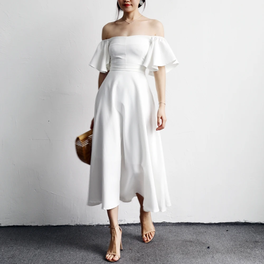 Женское облегающее платье с широким рукавом открытыми плечами и поясом