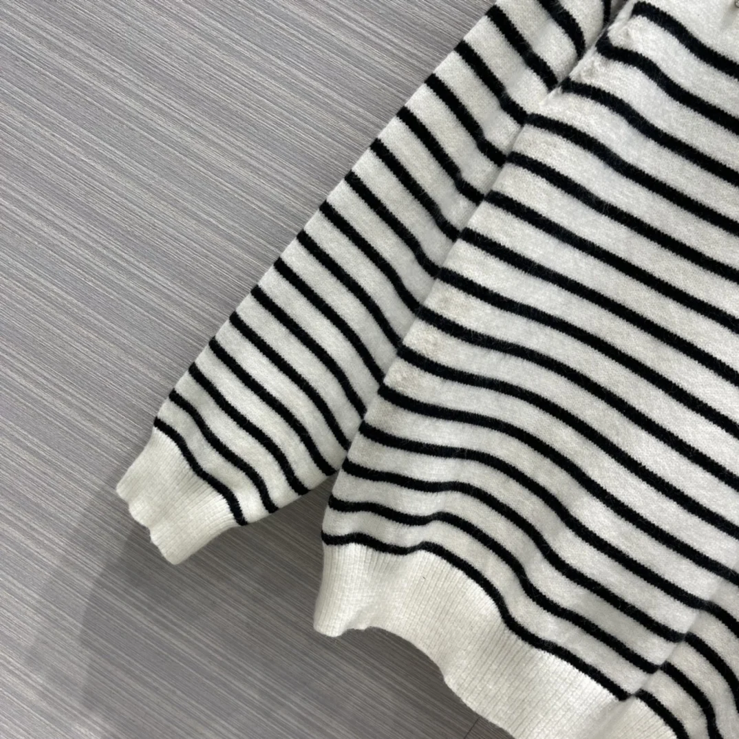 Женский трикотажный свитер в темно-синюю полоску с длинными рукавами | Женская