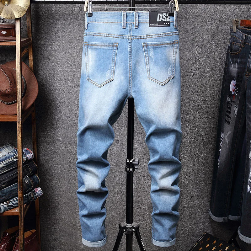 Мужские джинсы в стиле панк светильник-голубые рваные с надписью и граффити