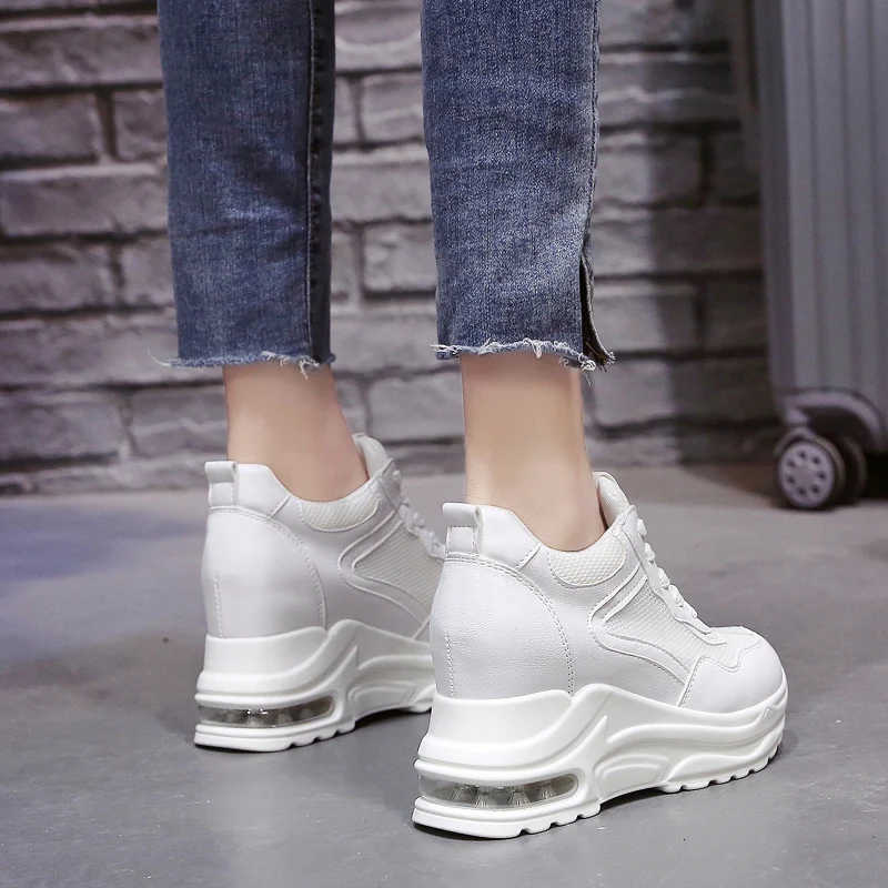 Женские сетчатые кроссовки на платформе белые дышащие танкетке 9 см повседневная