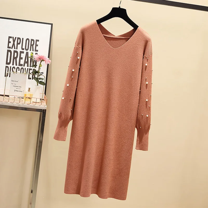 Прямое женское однотонное теплое платье трикотажное до колена с длинным рукавом