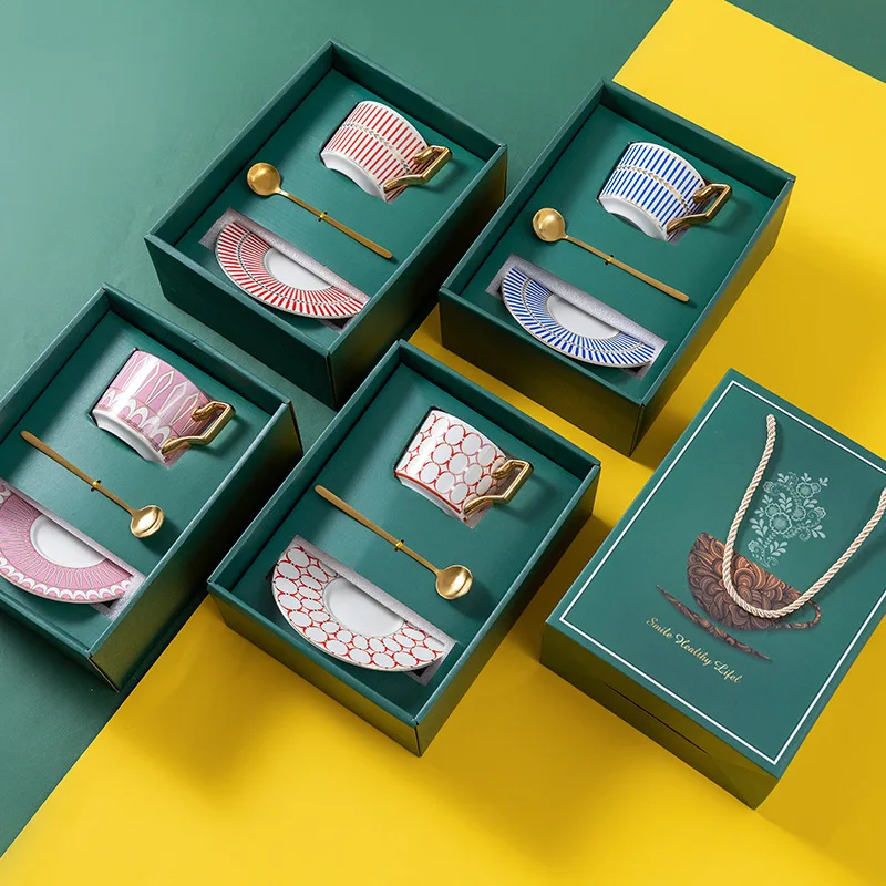 

Костяной фарфор в европейском стиле кофейная чашка и блюдце в подарочной коробке, керамическая кружка, ретро чашка для послеобеденного чая