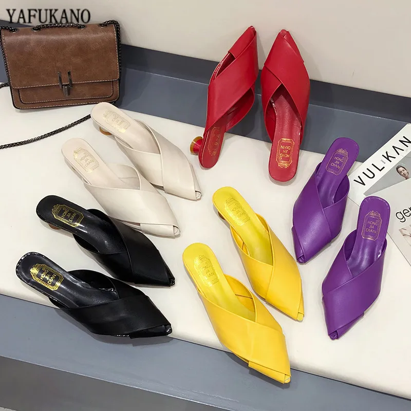 Женские шлепанцы на низком каблуке 3 см повседневные ярких цветов с острым носком