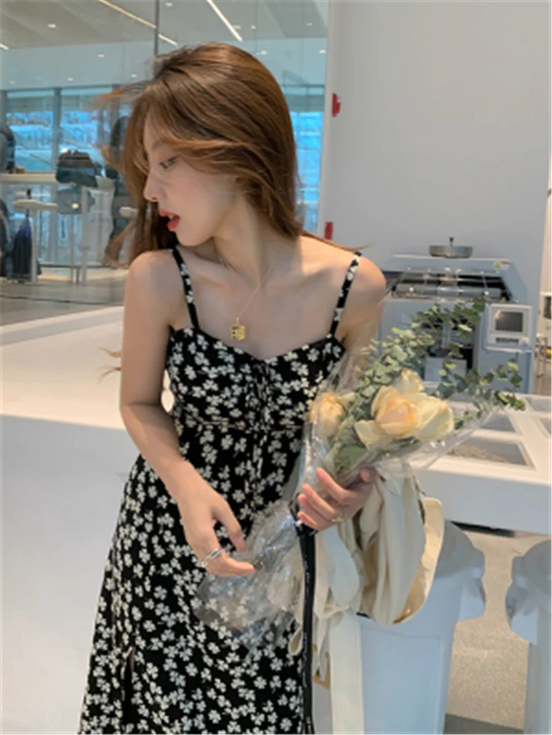 

Sling floral dress female 2021 new spring and summer French ins design sense small print base skirt