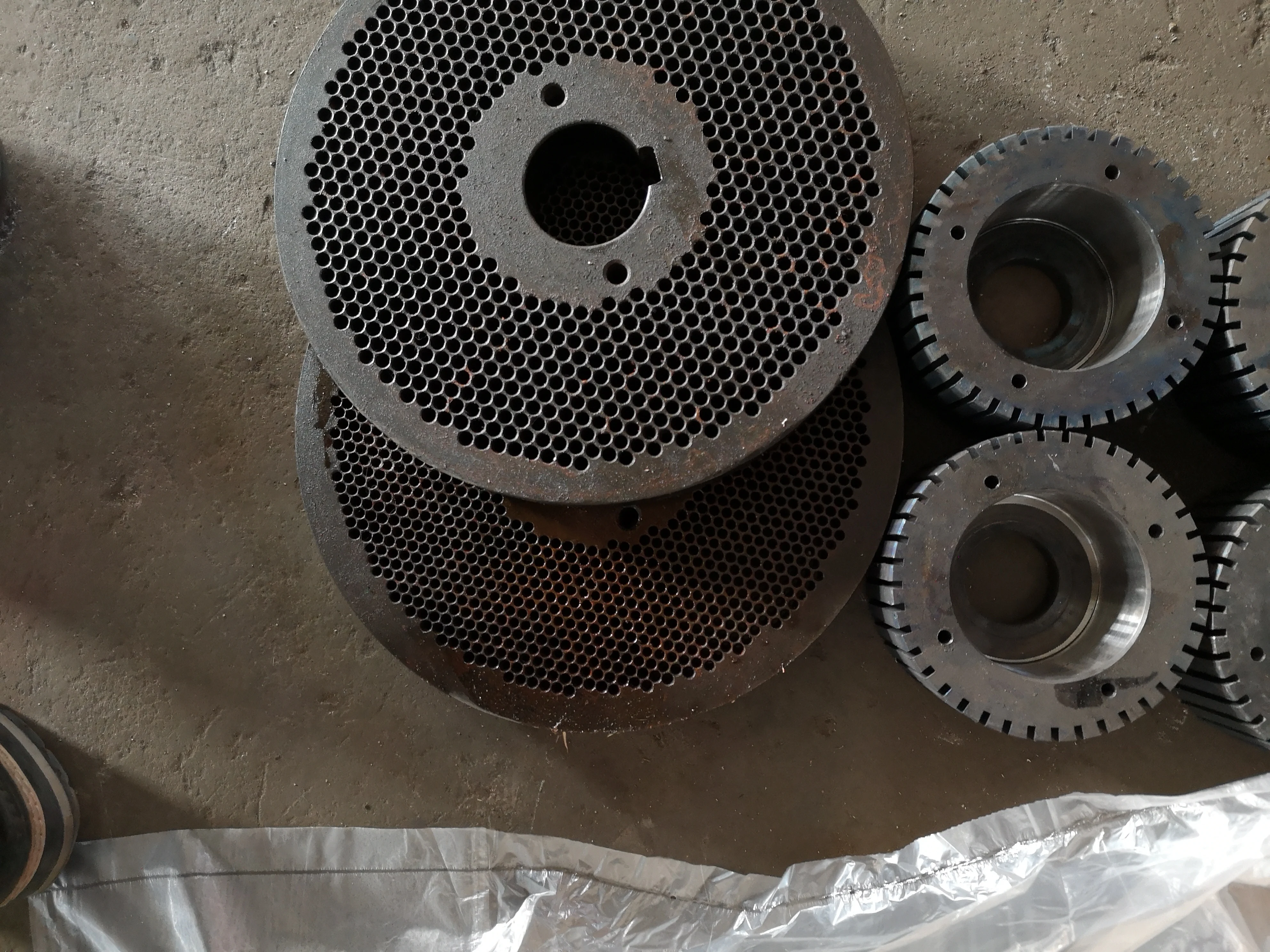 

KL230 model pellet mill 4 mm diameter die and 4 pieces of rollers
