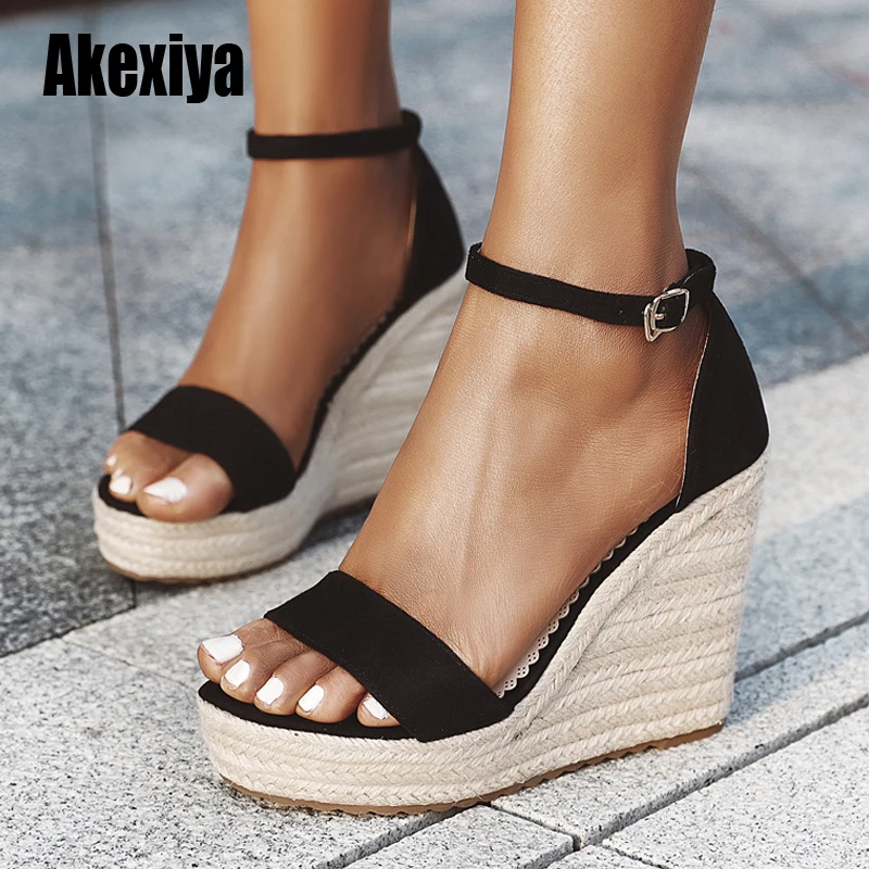 Женские сандалии-гладиаторы с открытым носком на танкетке однотонные