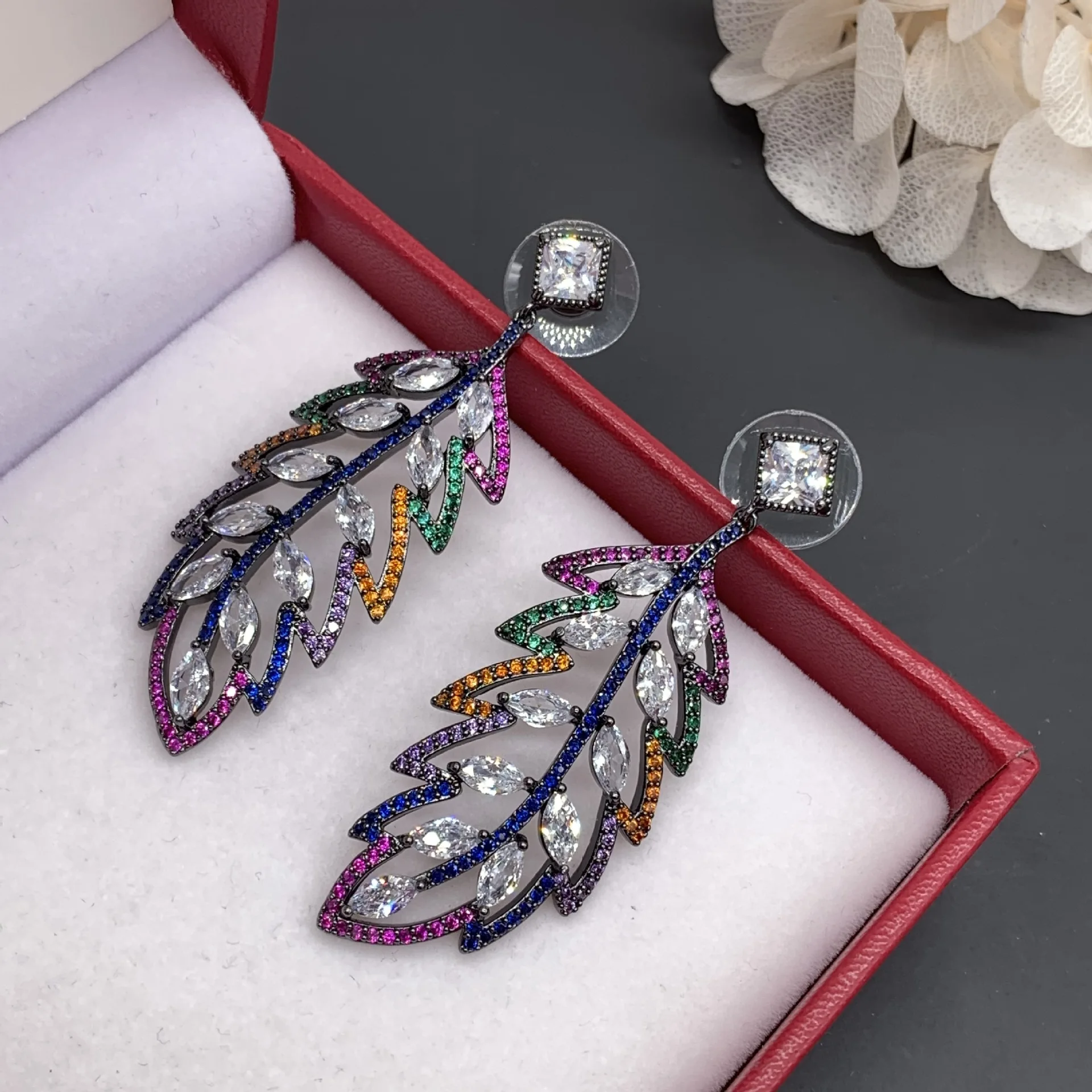 

Autumn and winter crystal zircon color diamond leaves branch feather earrings earrings ladies net red luxury earrings
