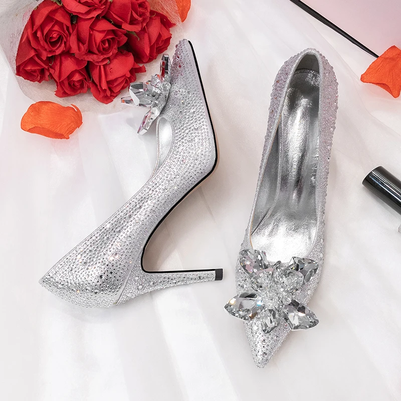 Свадебные туфли с блестящими стразами белые открытым носком на высоких каблуках