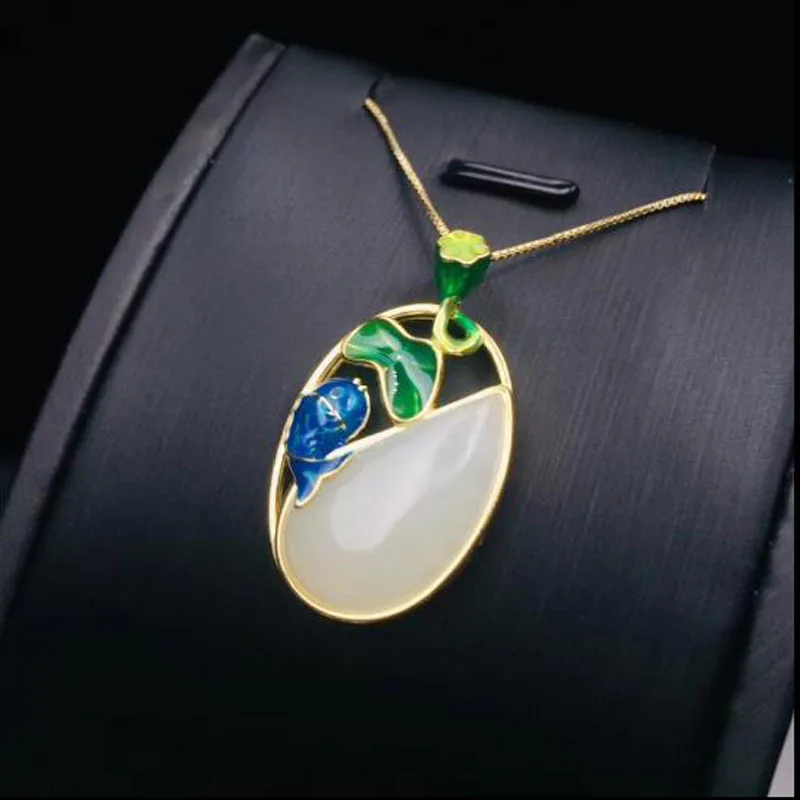 Женское украшение из серебра 925 пробы с белыми нефритовыми вставками в виде синей