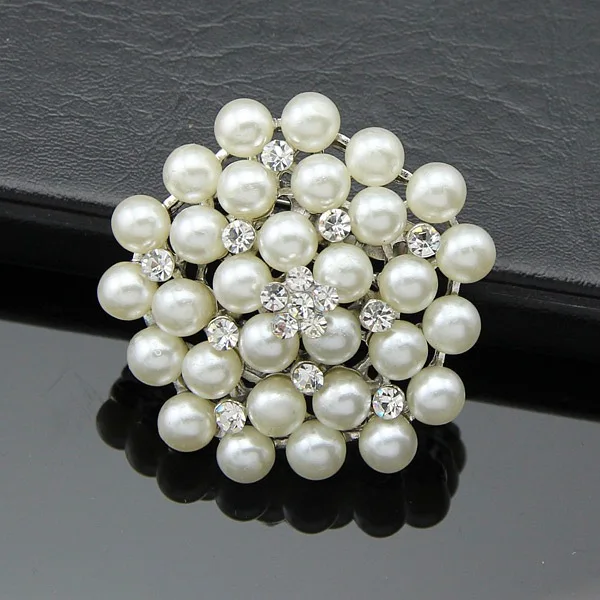 Покрытые хрустальные стразы со стразами идеально сочетаются с нарядным брошь