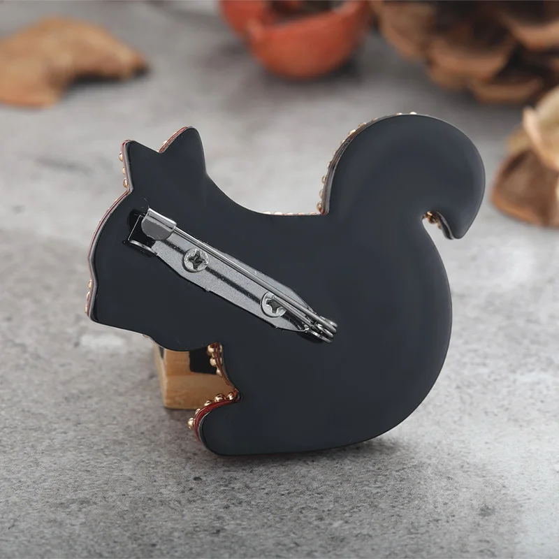 Брошь из акрилового сплава с бусинами и изящной белкой|Броши| |