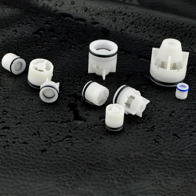 Штепсельная пластиковая пружина с защитой от обратного клапана для аквариума