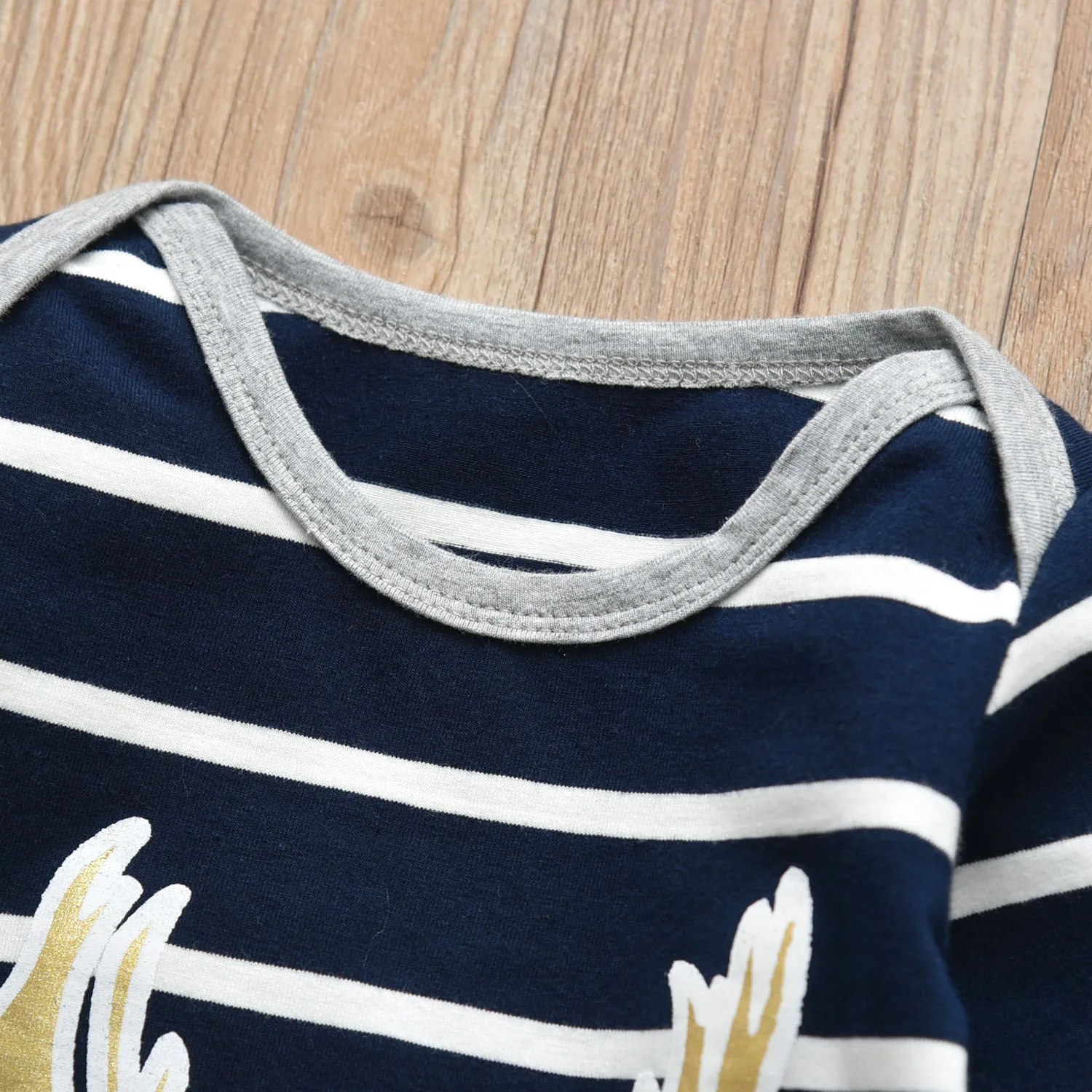 Комплект одежды для маленьких мальчиков и девочек хлопковый в полоску с принтом