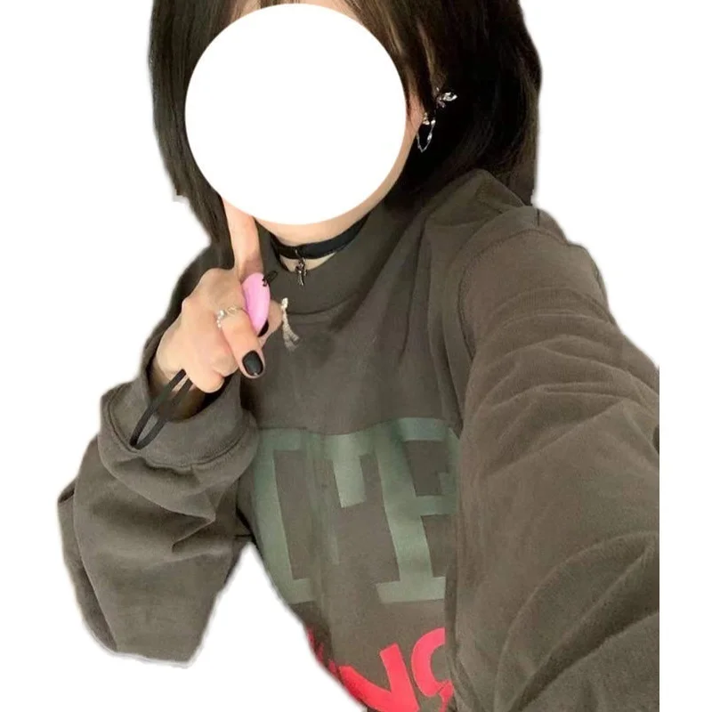 

Женский свитшот с круглым вырезом и надписью