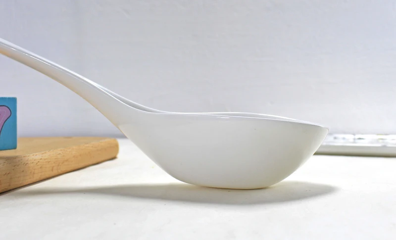 Сервировочная ложка из чистого белого костяного фарфора длинная ручка ковш для