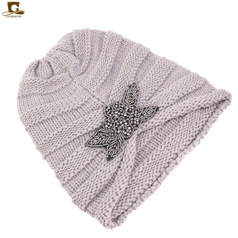 Лыжная мешковатая шапка с цветами украшенная бусинами Модная вязаная