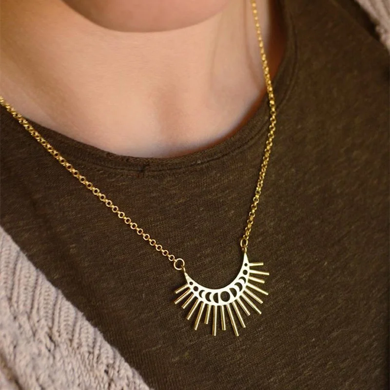 

New Ladies Necklace Fashion Sun Ray Pendant Necklace Golden Crescent-Shaped Jewelry Accessories