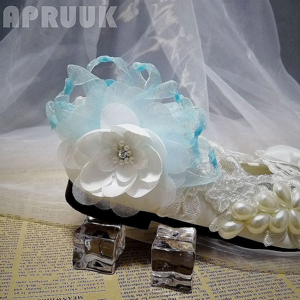 Белое кружевное платье цвета слоновой кости с жемчугом цвет небесно-синий