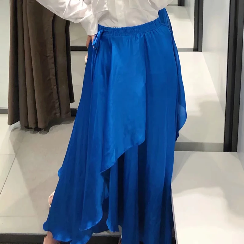 Женская длинная шелковая атласная юбка синяя однотонная ассиметричная с высокой
