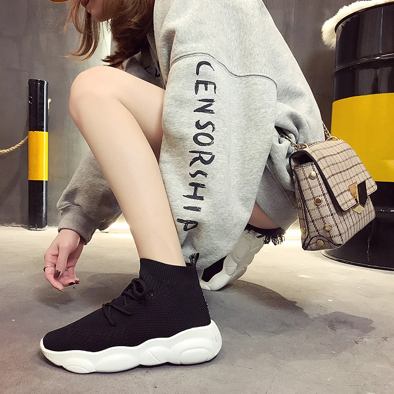 Женские кроссовки с дышащей сеткой белые черные вязаные высокие женская